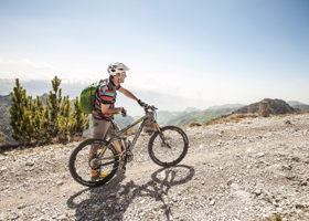 Ein Radfahrer am Berg mit einem Fahrrad mit Performance System Bosch